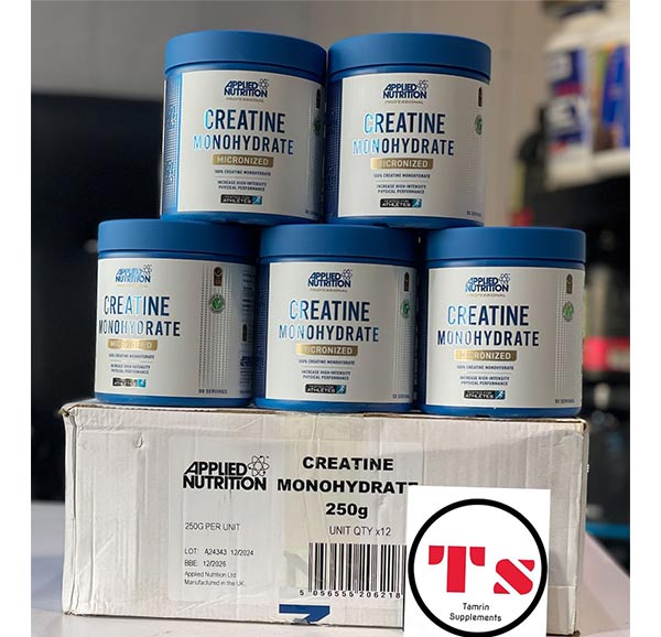 پودر کراتین منوهیدرات اپلاید در کنار کارتن مادر با لوگوی سایت – راهنمای کامل مصرف کراتین